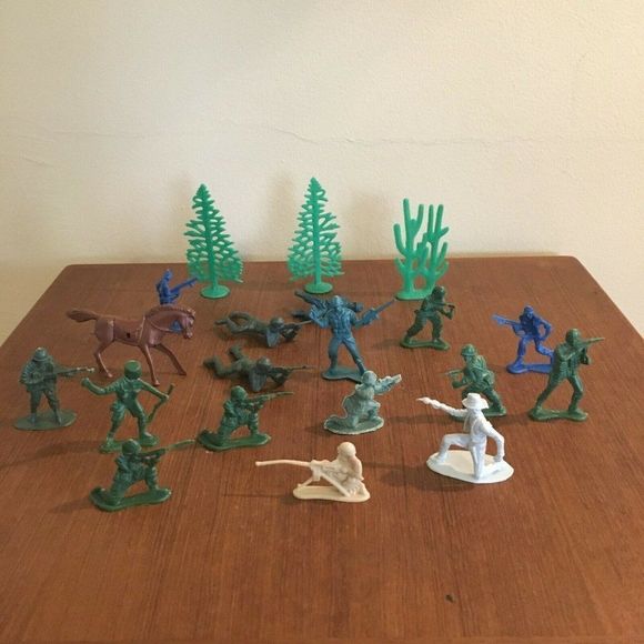 Plastic Army Guys Figures Multicolor with Trees Lo - Picture 1 of 4